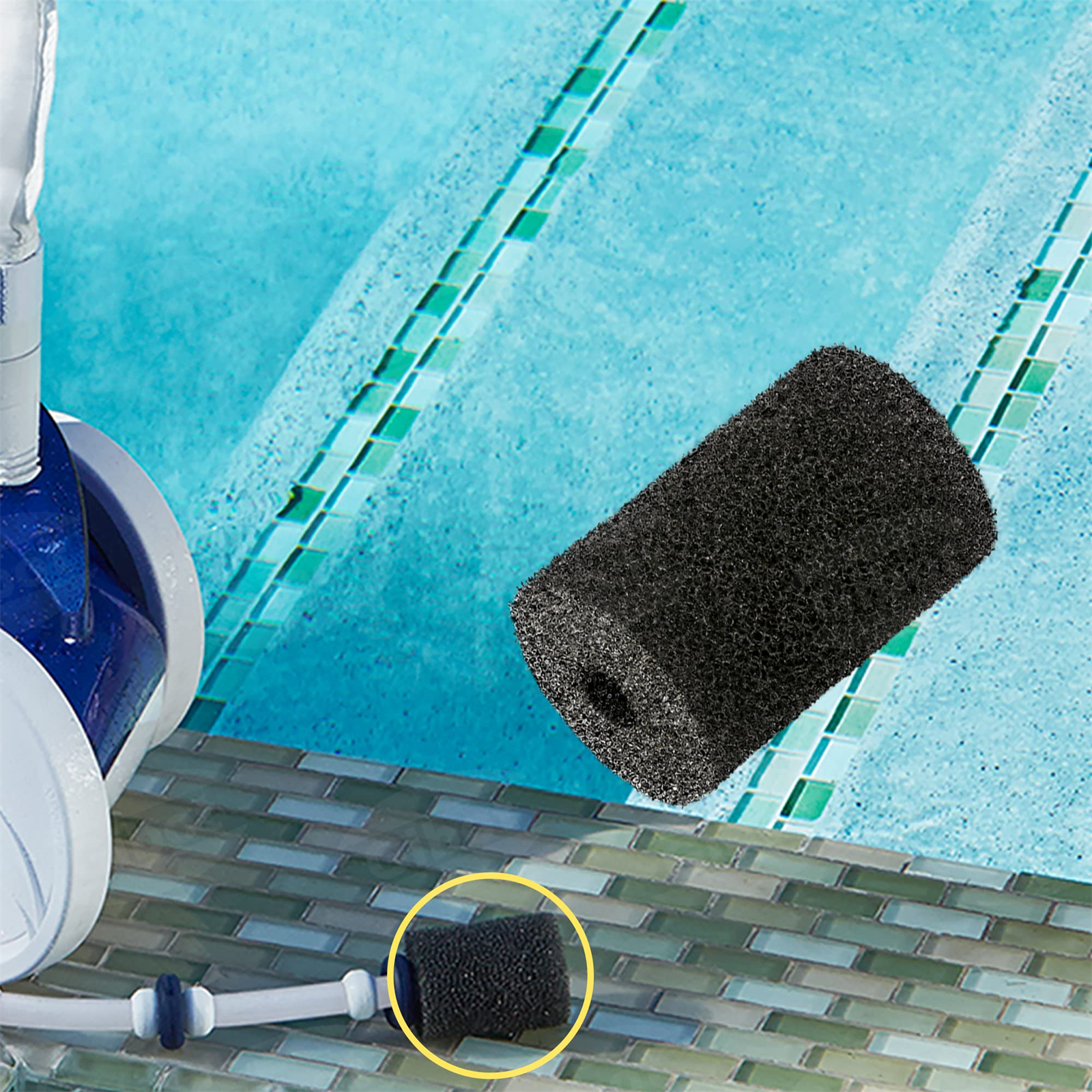 Nahaufnahme eines schwarzen Schwammfilters, eines Poolreinigers und eines Pools mit blauem Wasser und Fliesen.