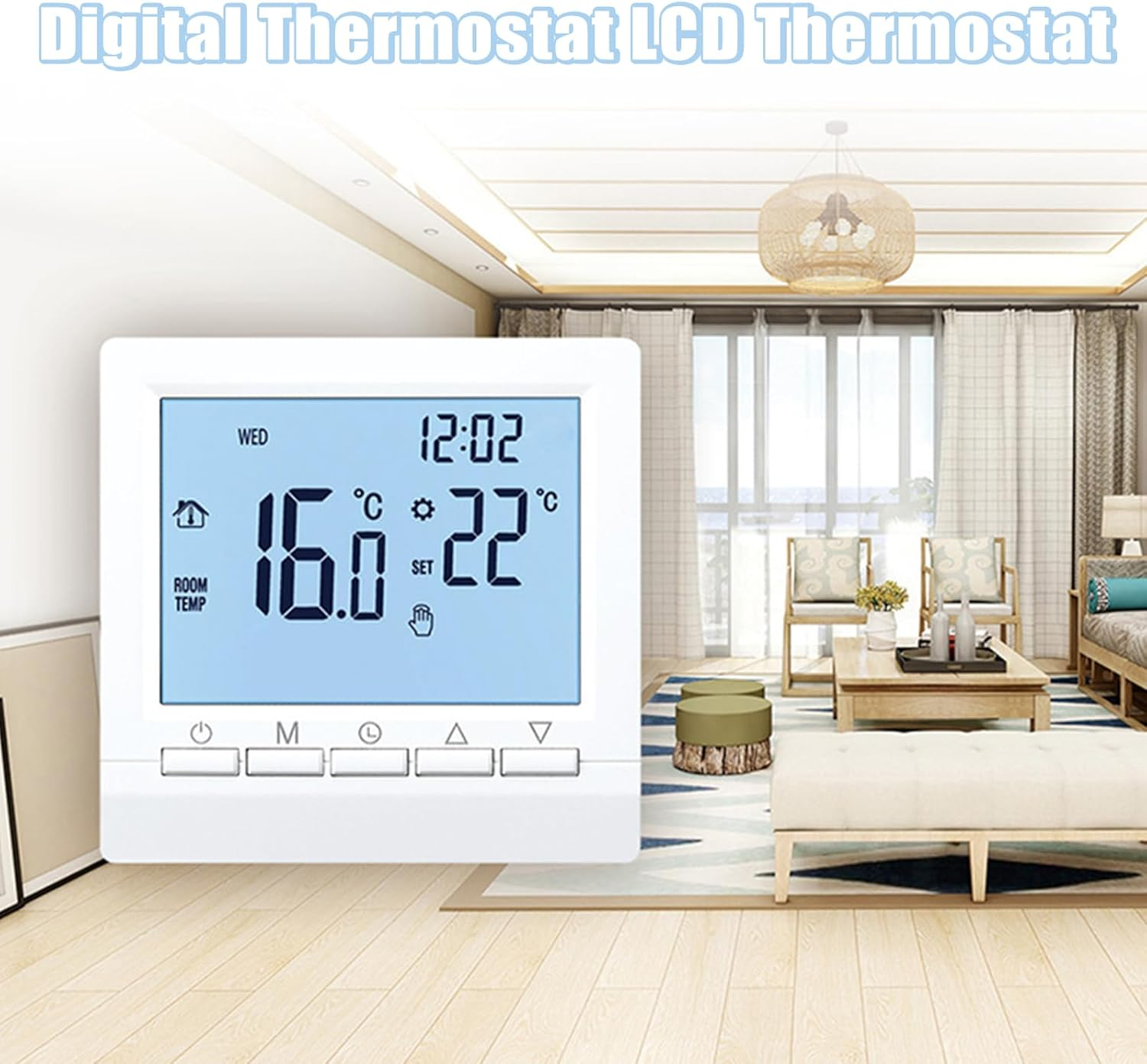 Digitales Thermostat, das 16 Grad Celsius und 22 Grad Celsius anzeigt. Im Hintergrund ein Wohnzimmer mit Möbeln.