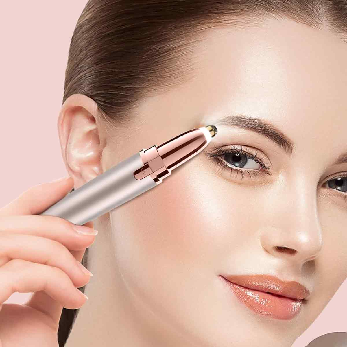 Eine Frau benutzt einen Augenbrauentrimmer. Der Trimmer ist silber und roségold. Die Frau hat helle Haut und braune Haare, rosa Hintergrund.