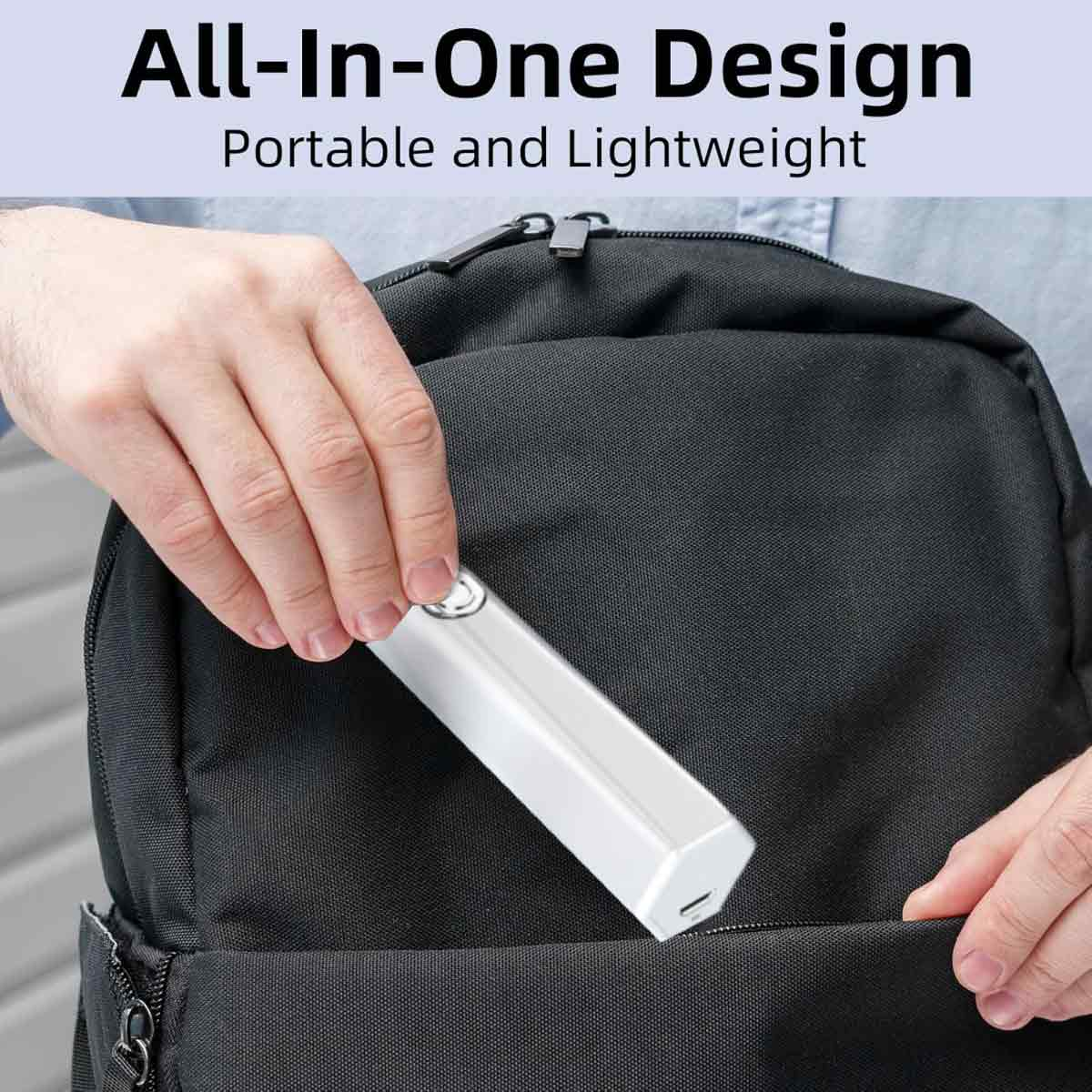 Hand legt ein weißes Gerät in eine schwarze Rucksacktasche. Text oben: 'All-In-One Design, Portable and Lightweight'.