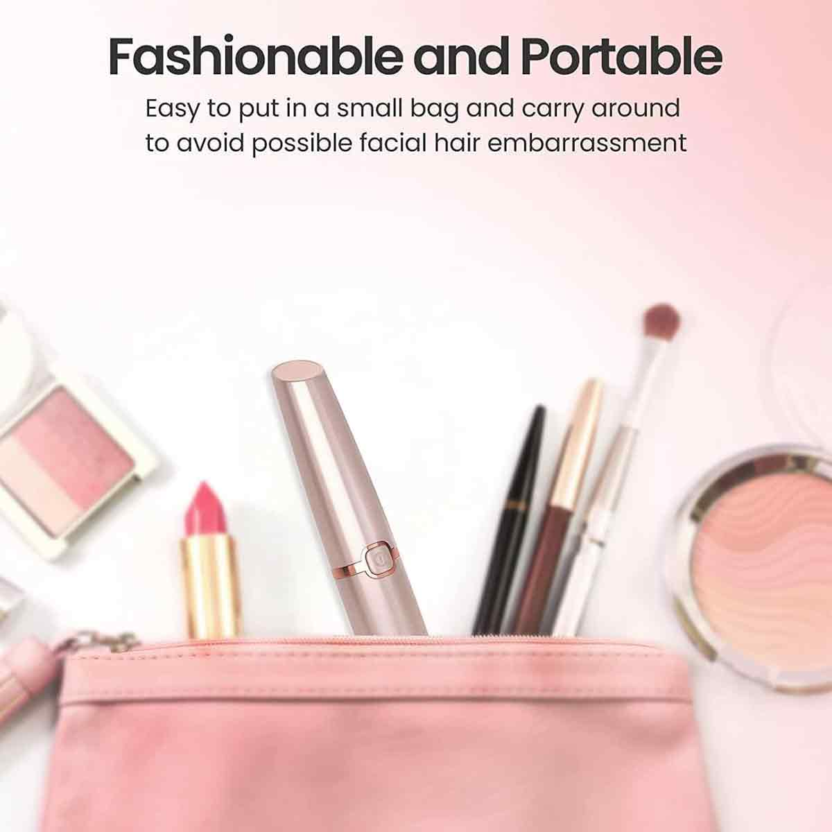 Eine rosa Make-up-Tasche enthält einen Haarentferner, Lippenstift, Make-up-Pinsel und einen Puder. Text sagt: 'Modisch und tragbar'.