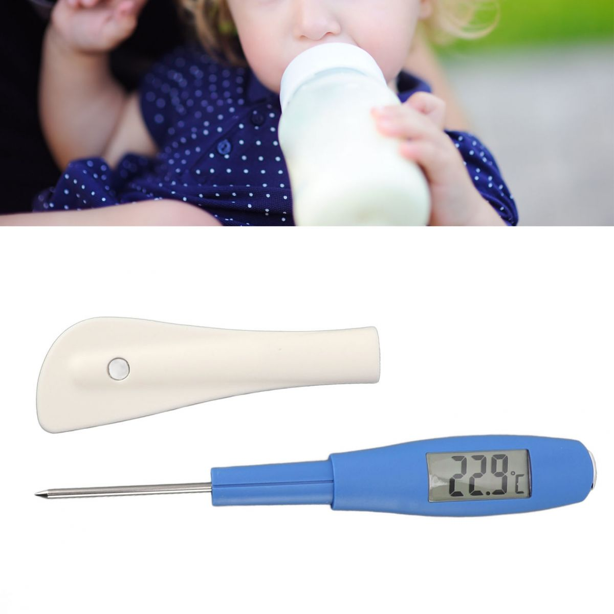 Ein Baby trinkt aus einer Flasche. Darunter sind ein weißes Kunststoffteil und ein blaues Thermometer mit 22,9 Grad Celsius zu sehen.