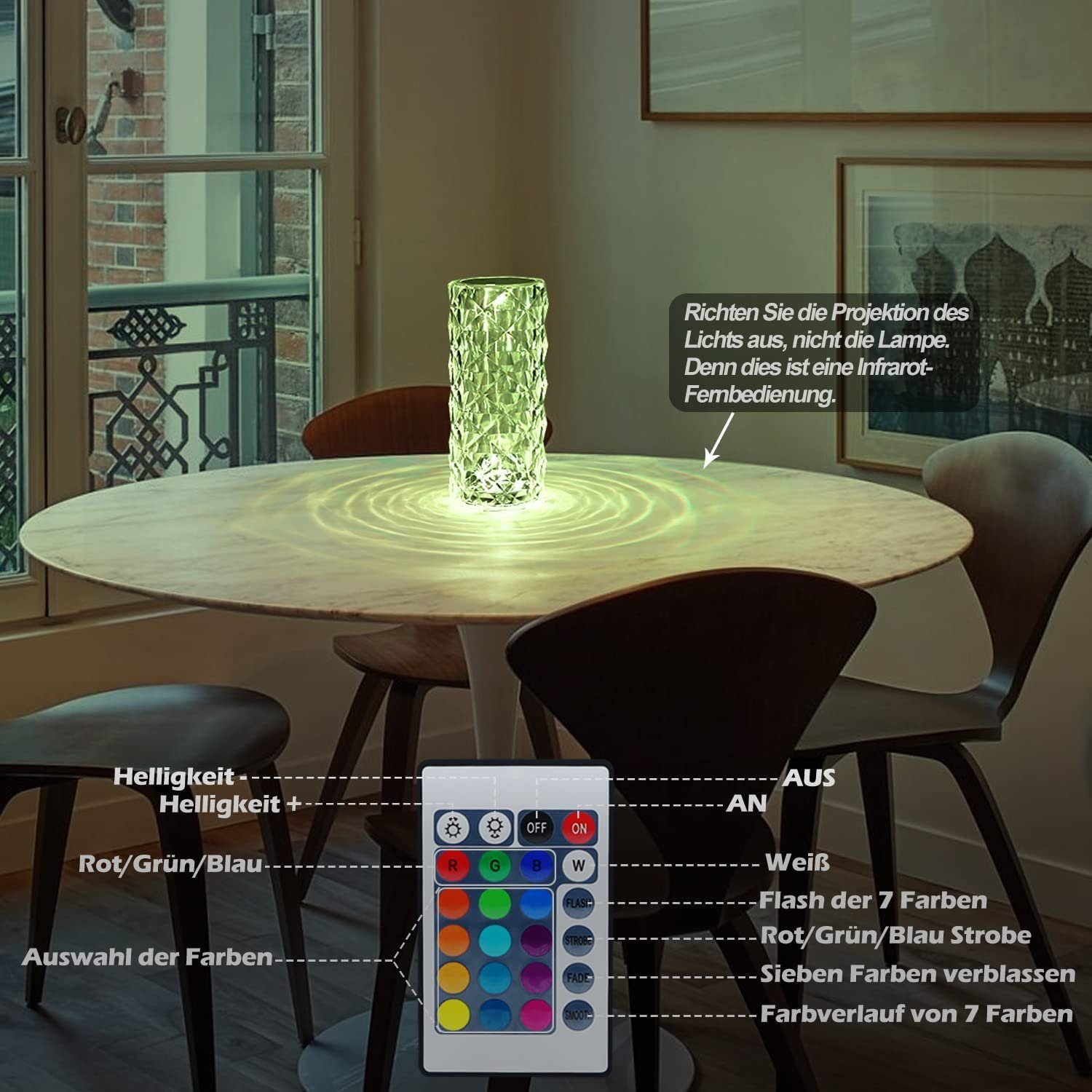 Una lampada di cristallo verde illuminata è su un tavolo rotondo. Un telecomando mostra le opzioni di colore. Le sedie circondano il tavolo. La lampada proietta luce.