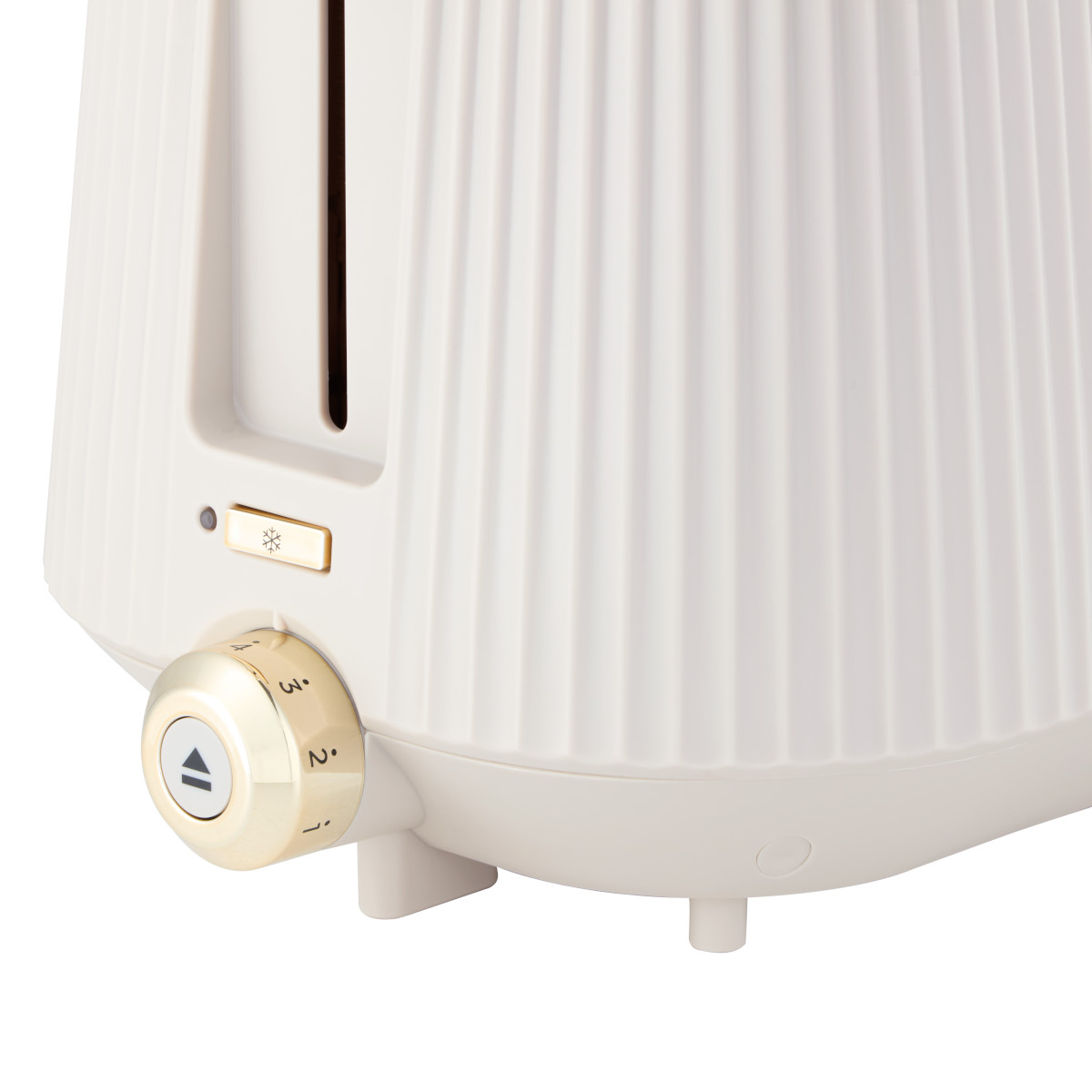 Nahaufnahme eines cremefarbenen Toasters mit goldenem Drehknopf und Knopf. Das Design hat vertikale Rippen.