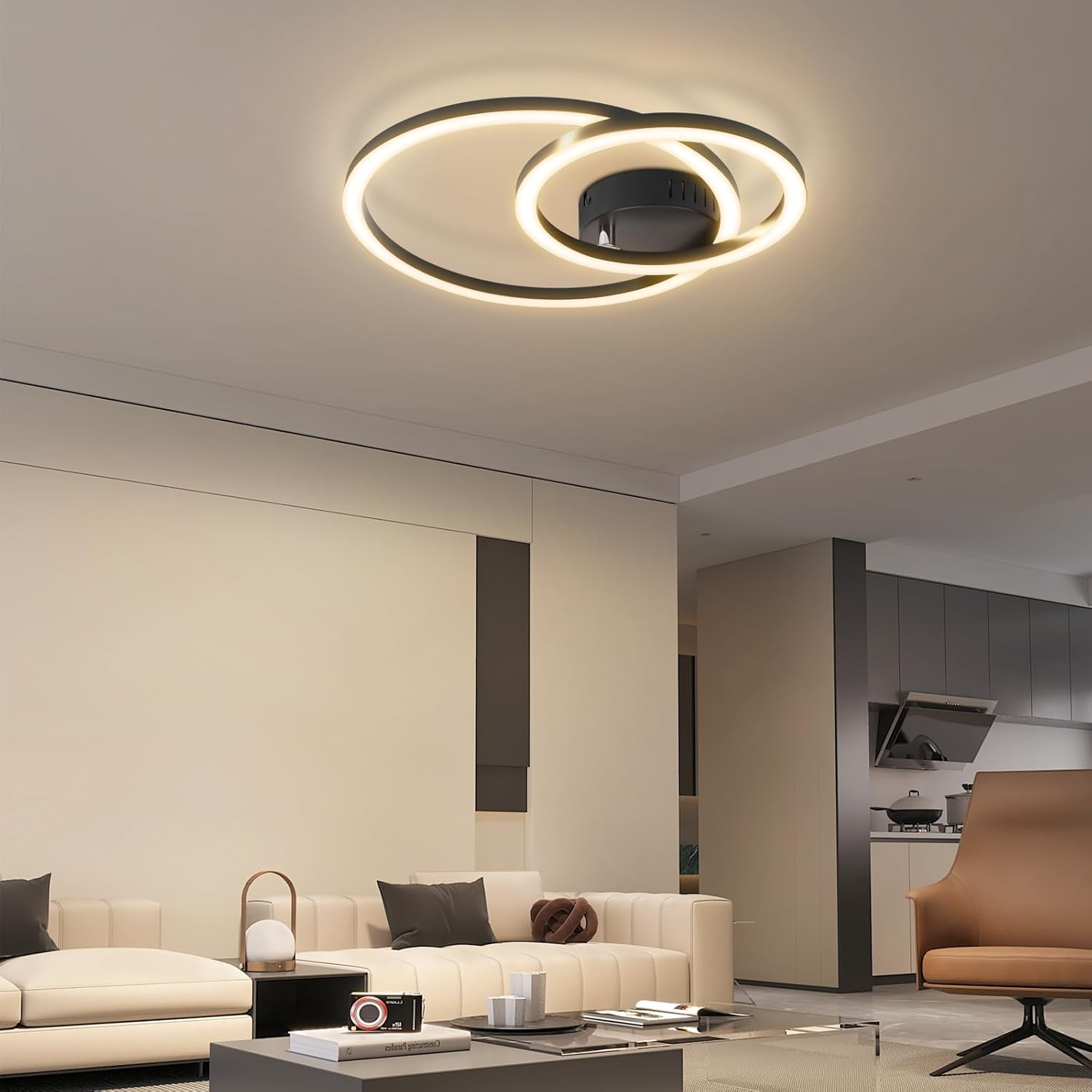 Un moderno soggiorno con un'illuminazione a soffitto unica. Un divano color crema, cuscini scuri e una sedia marrone sono visibili.
