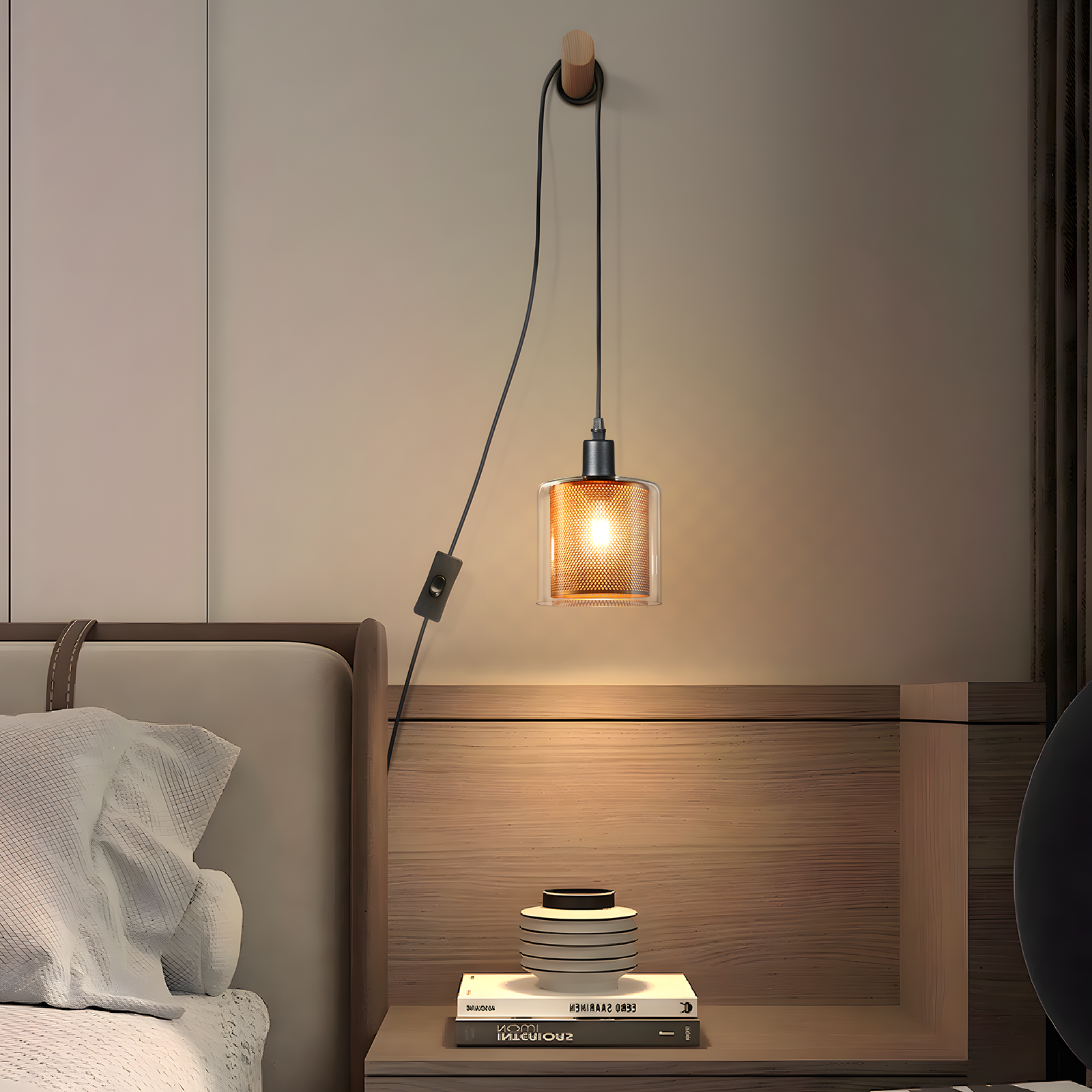 Una scena della camera da letto con una lampada sospesa, un letto, un comodino con libri e un vaso e un muro.
