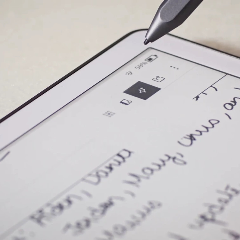 Tablet wyświetla odręczne notatki i ikony. Pióro unosi się nad ekranem. Bateria pokazuje 58% naładowania.
