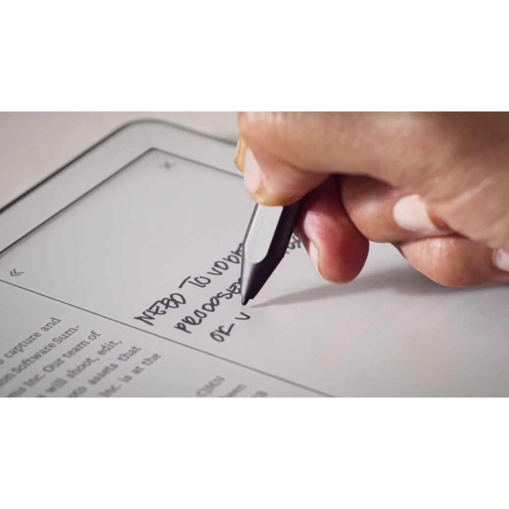 Ręka pisze na białym tablecie czarnym rysikiem. Tekst na ekranie brzmi 'NEBO TO VODA PROPOSE OK'.