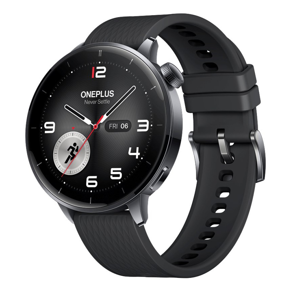 Un reloj inteligente OnePlus negro con esfera redonda, correa negra. La esfera muestra la hora, la fecha y un icono de persona corriendo.