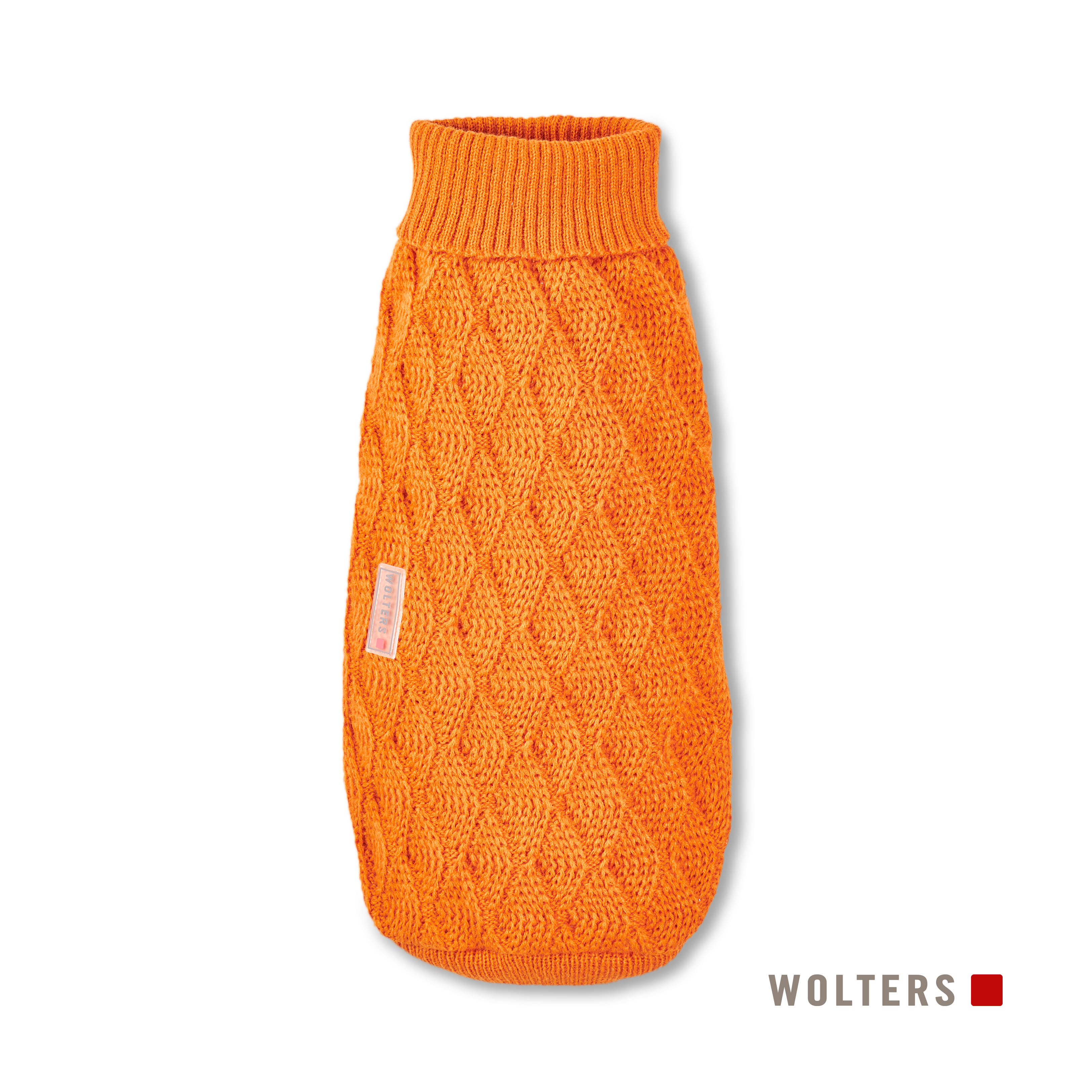 Ein orangefarbener Hundepullover auf weißem Hintergrund. Er hat einen Rollkragen und ein Rautenmuster. Die Marke ist Wolters.