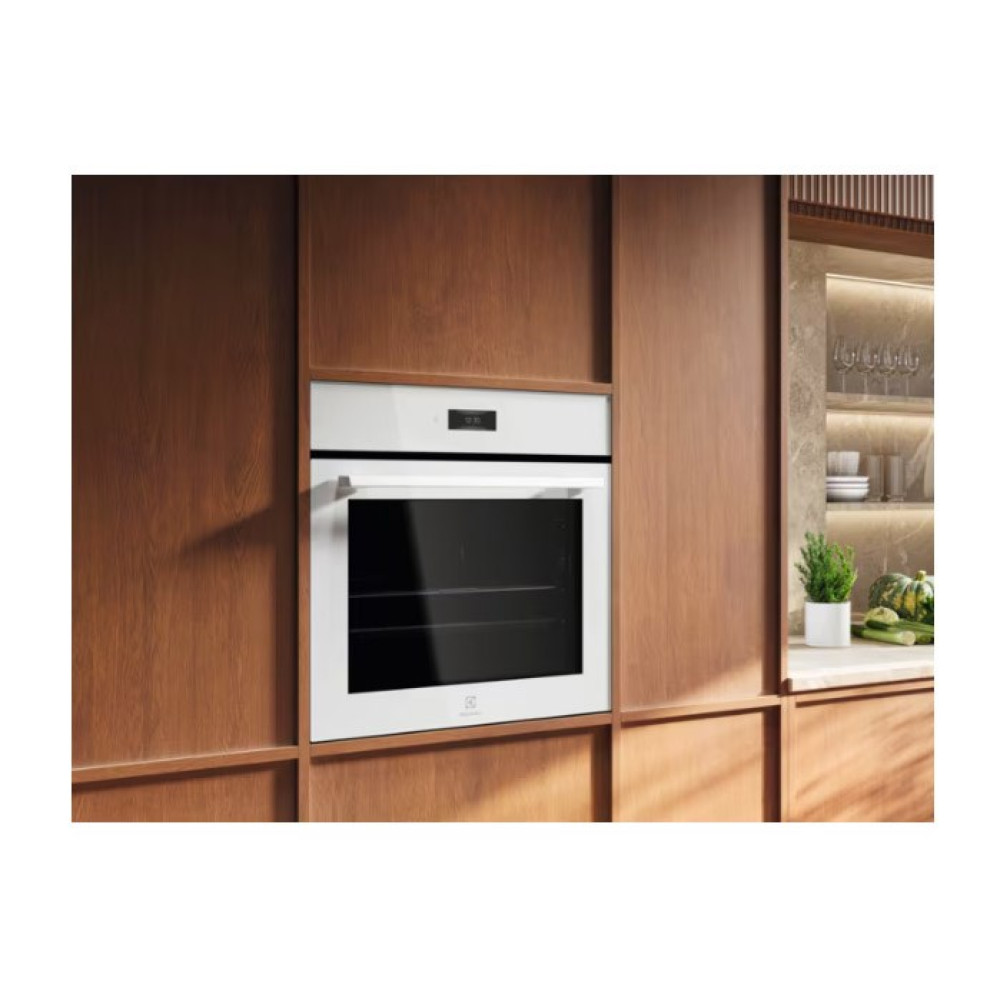 Un forno bianco è integrato in mobili di legno. Un piccolo display è sopra la porta del forno. A destra c'è una mensola con bicchieri.