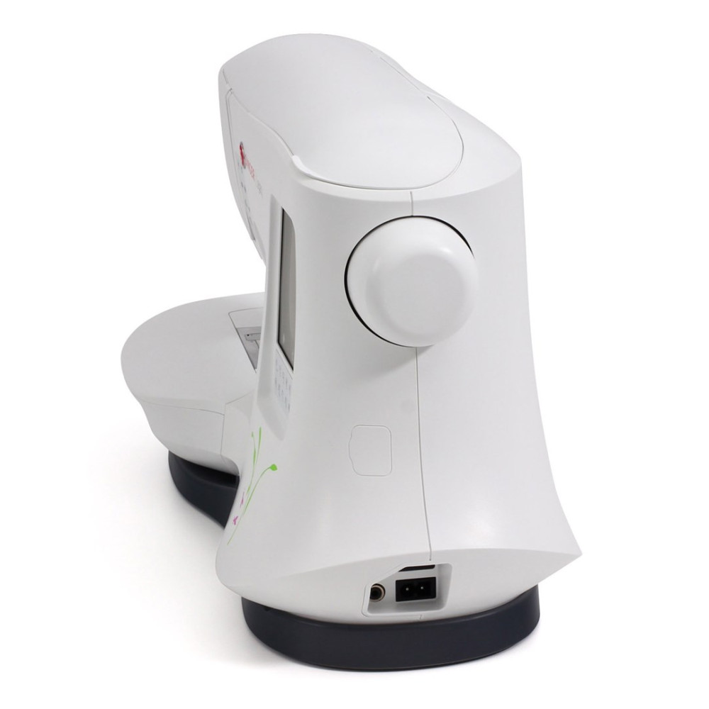 Biała maszyna do szycia na białym tle. Ma zaokrąglony kształt, dużą tarczę i port zasilania.