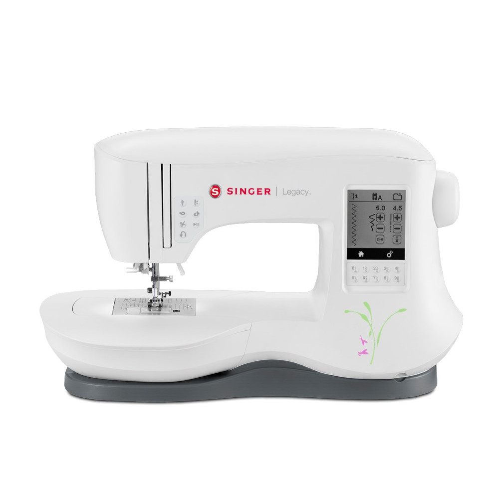 Biała maszyna do szycia Singer Legacy z wyświetlaczem cyfrowym, przyciskami i igłą. Podstawa jest szara.
