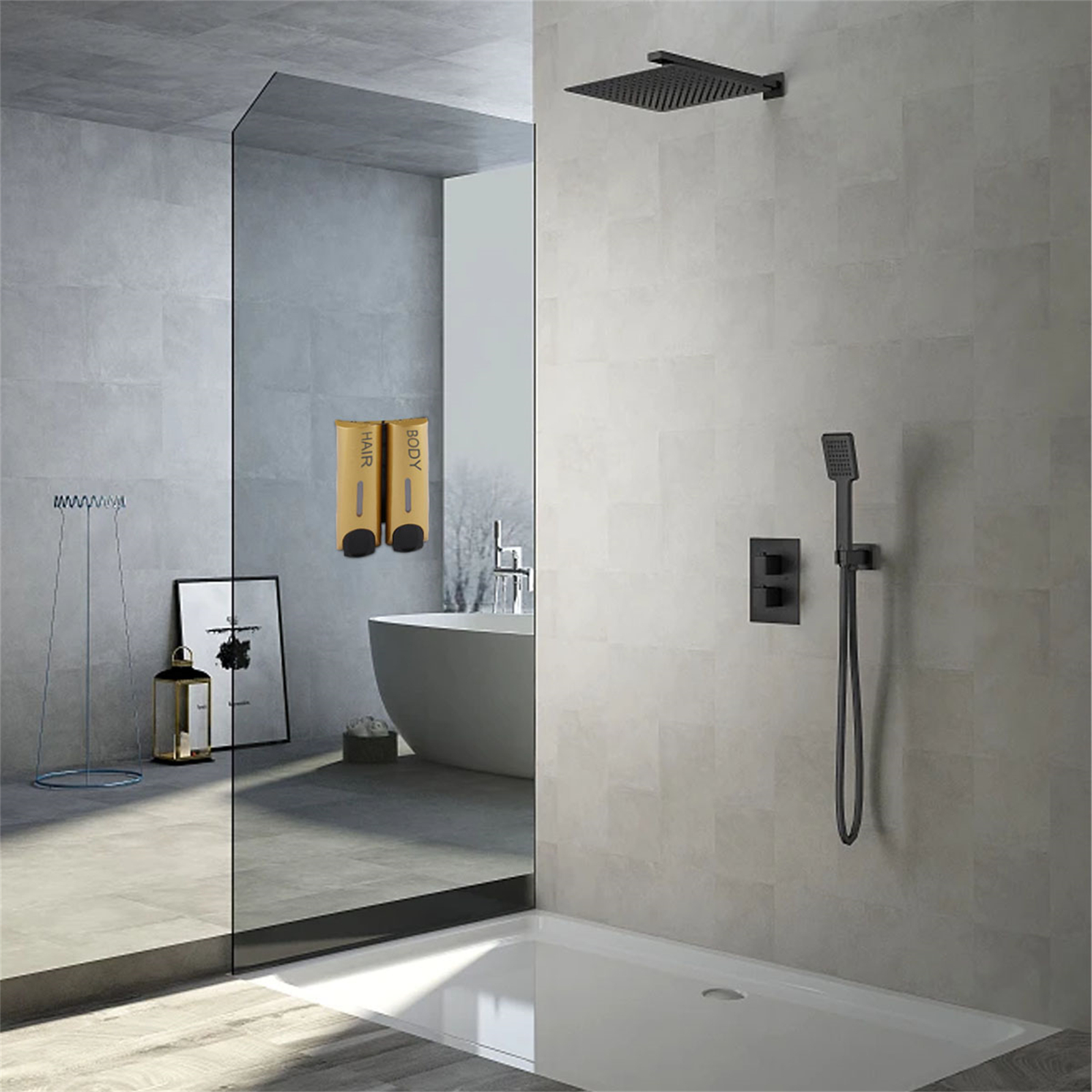 Badezimmer mit Dusche, Seifenspendern und Badewanne. Graue Fliesen bedecken die Wände. Links ist eine Glasscheibe.