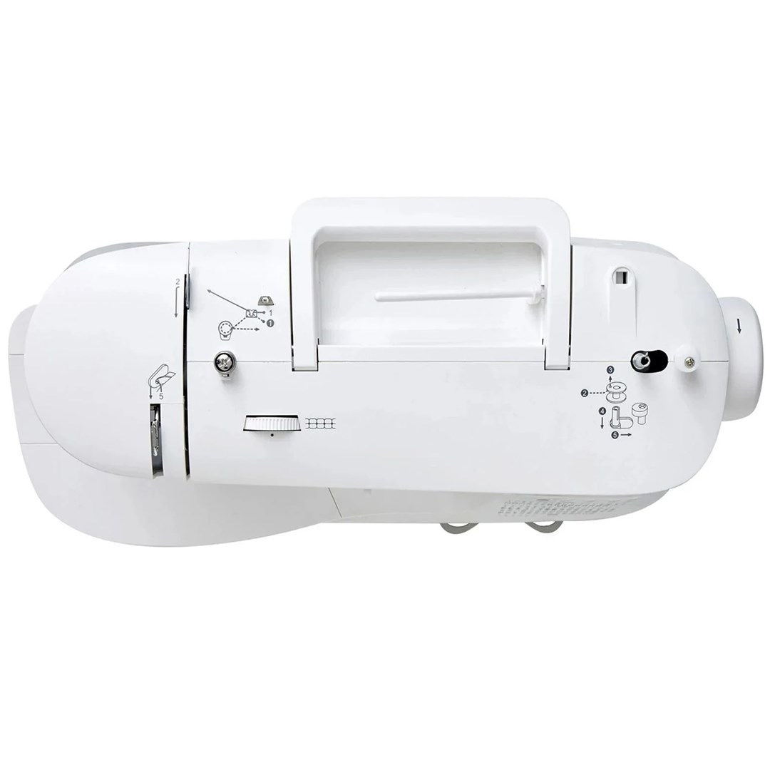 Widok z góry na białą maszynę do szycia. Posiada uchwyt, prowadnicę nici oraz różne pokrętła i wskaźniki sterowania.