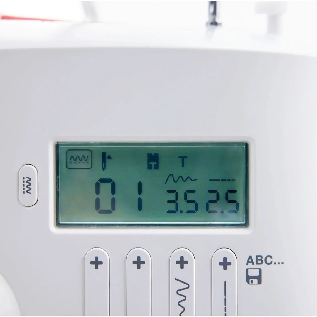 Zbliżenie wyświetlacza maszyny do szycia. Wyświetla liczby, wzory ściegów i przyciski regulacji. Ekran jest zielony.