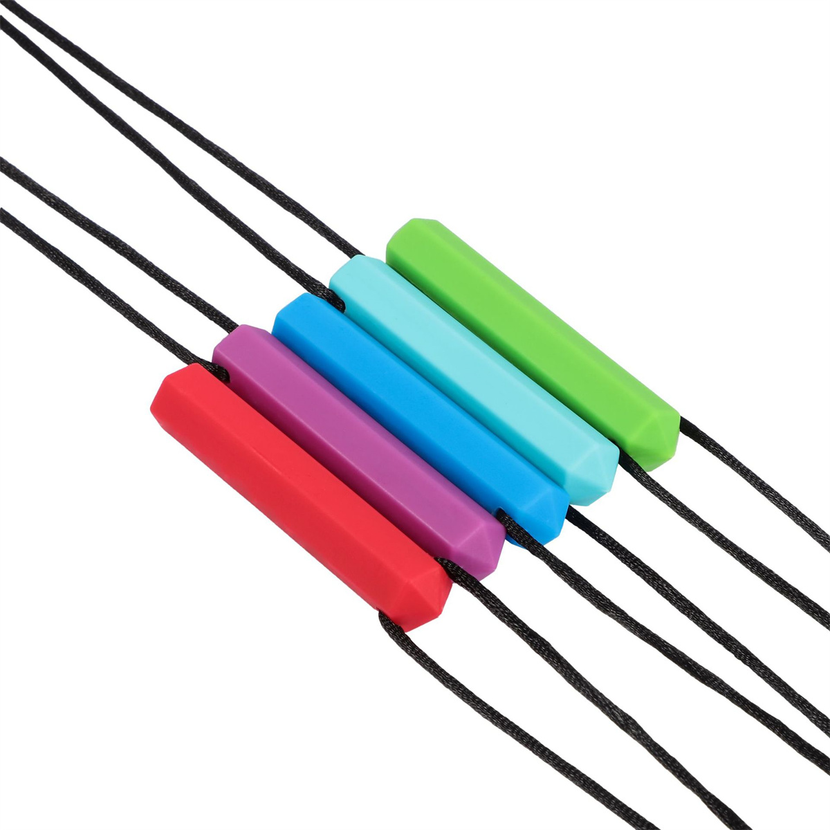 Sechs bunte, sechseckige Anhänger an schwarzen Kordeln. Farben sind Rot, Lila, Blau, Hellblau und Grün, vor weißem Hintergrund.