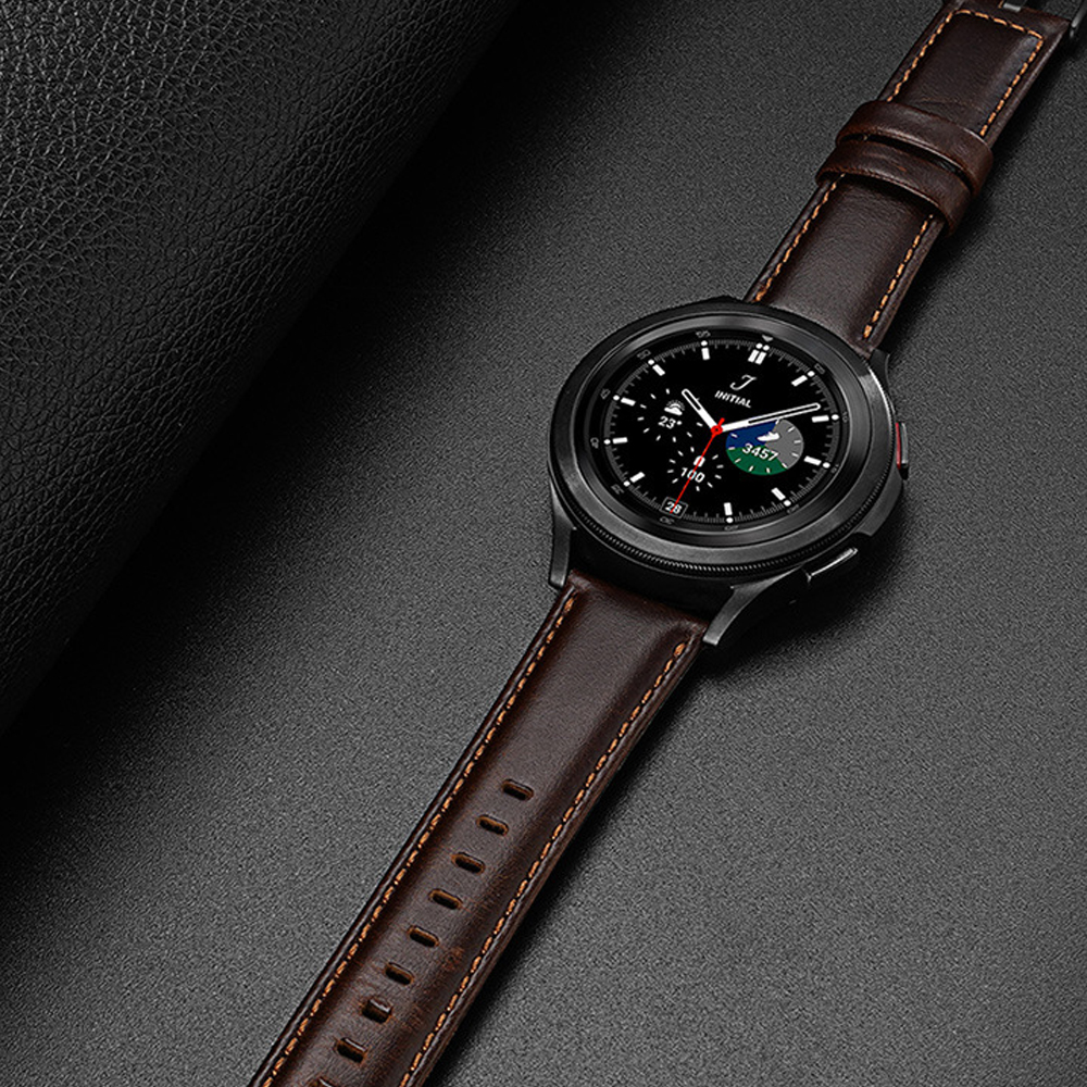 Eine schwarze Smartwatch mit braunem Lederarmband liegt auf einer strukturierten dunklen Oberfläche. Das Zifferblatt zeigt Daten an.