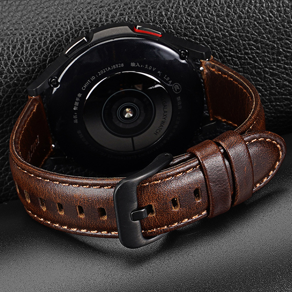 Nahaufnahme einer Smartwatch mit braunem Lederarmband. Die Uhr ist schwarz, mit Text und einer schwarzen Schnalle.