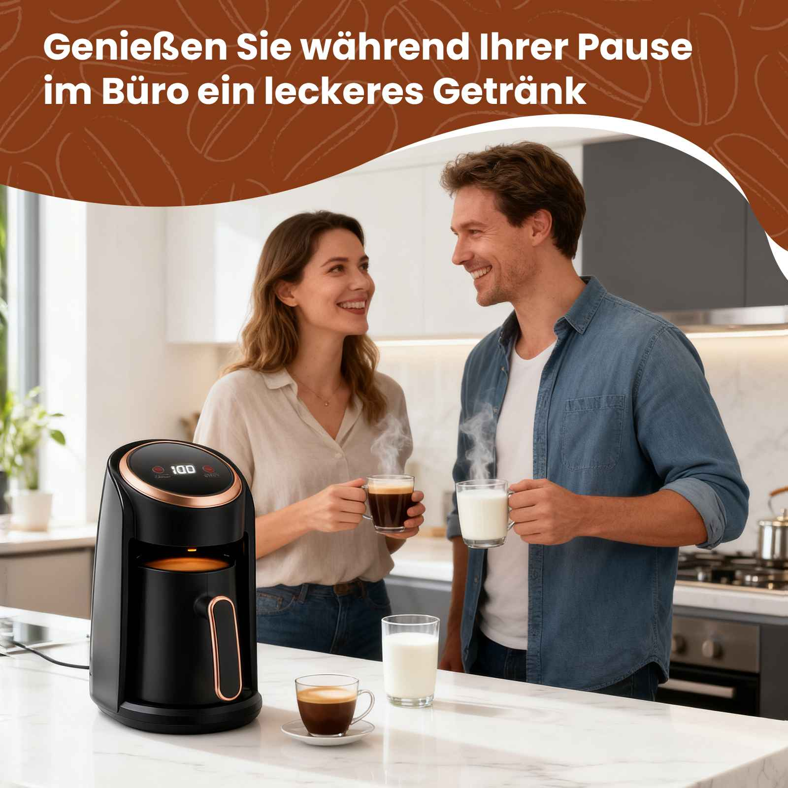 Ein Paar hält Kaffee und Milch und lächelt. Eine Kaffeemaschine steht auf der Theke.