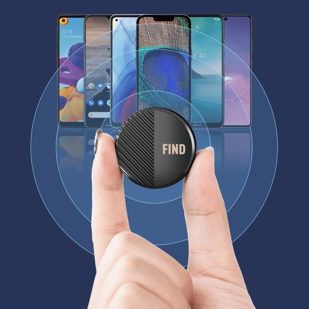 Eine Hand hält einen schwarzen 'FINDEN'-Knopf, im Hintergrund Telefone. Die Szene vor blauem Hintergrund mit Signalringen.