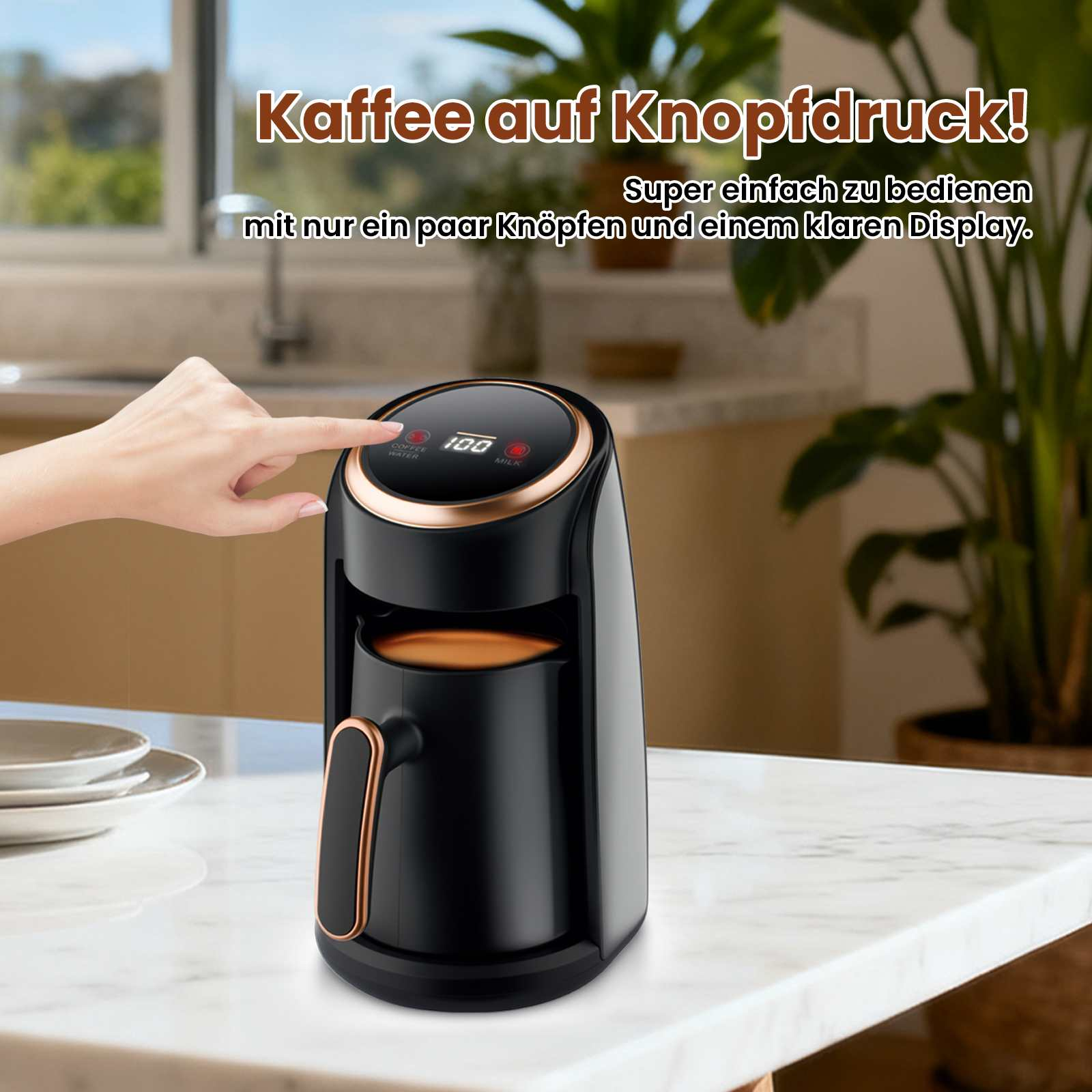 Eine Hand drückt eine Taste auf einer schwarzen Kaffeemaschine mit goldenem Rand. Text ist auf Deutsch.