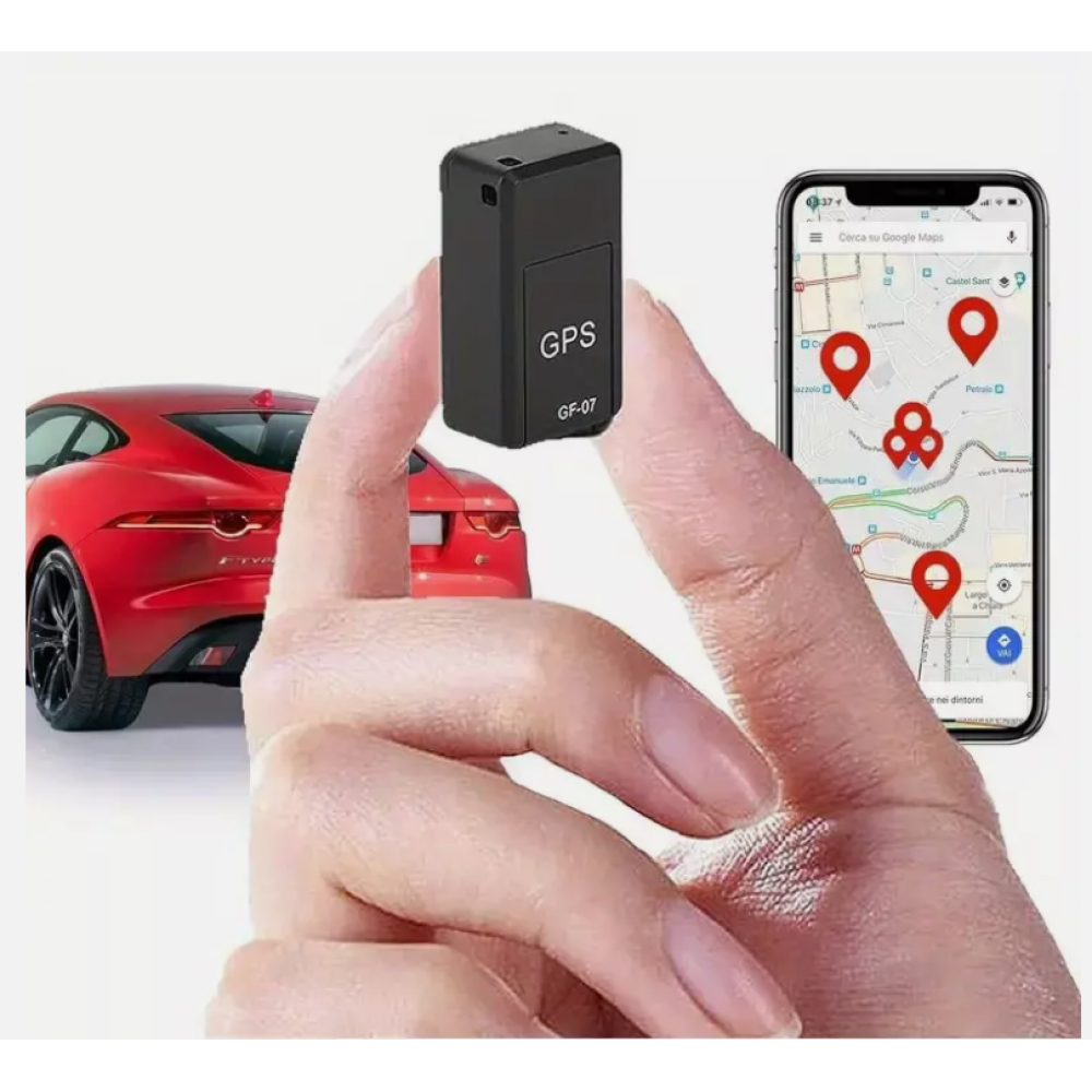Eine Hand hält einen schwarzen GPS-Tracker. Im Hintergrund ein rotes Auto und ein Telefon mit einer Karte mit Standortmarkierungen.