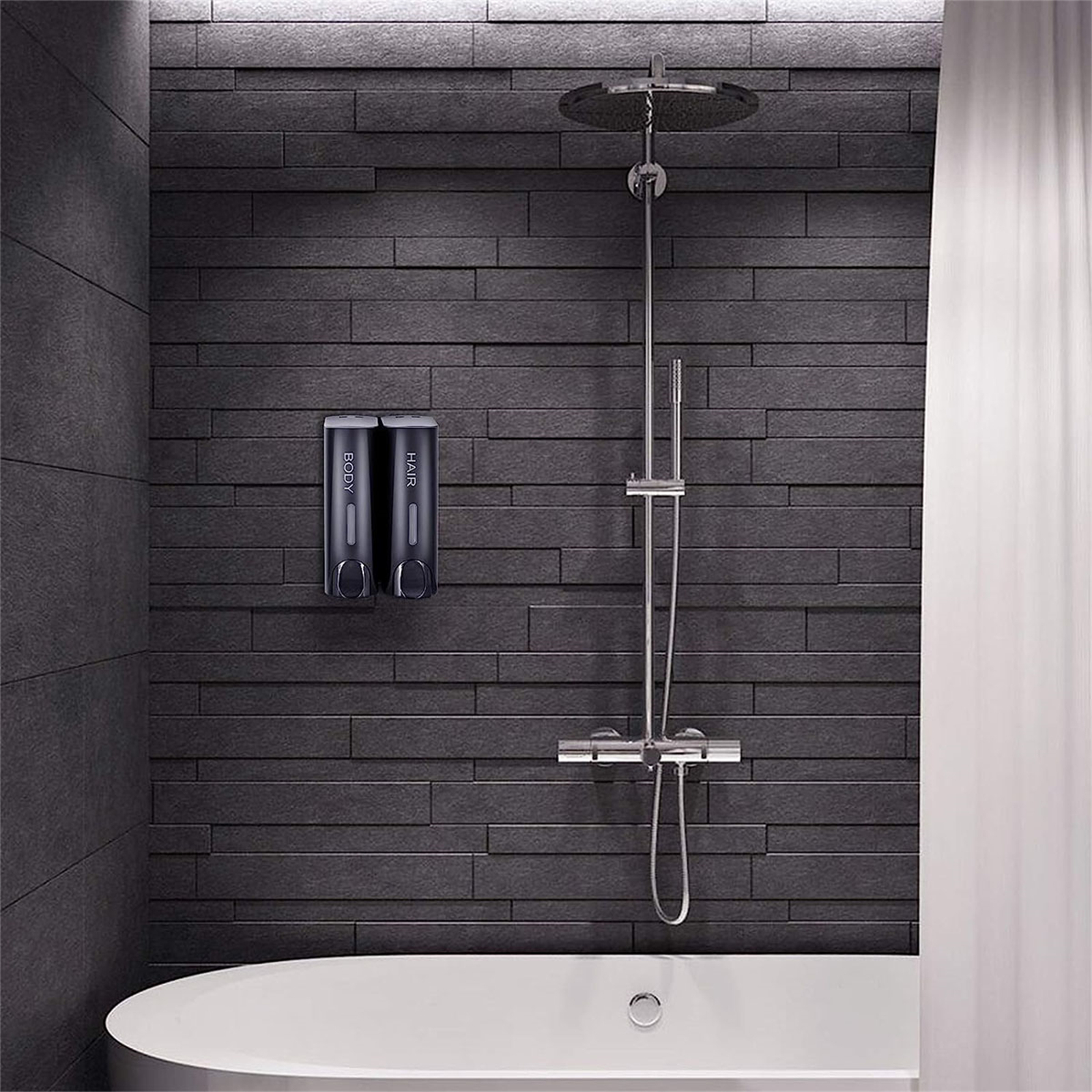 Ein Badezimmer mit Dusche, Badewanne und dunkelgrauen Fliesen. Zwei Spender sind an der Wand montiert.