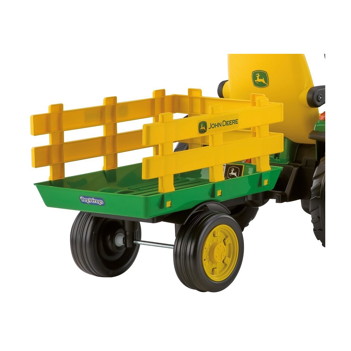 Un trattore giocattolo John Deere giallo e verde con un vagone. Il vagone ha una recinzione gialla e un pianale verde.