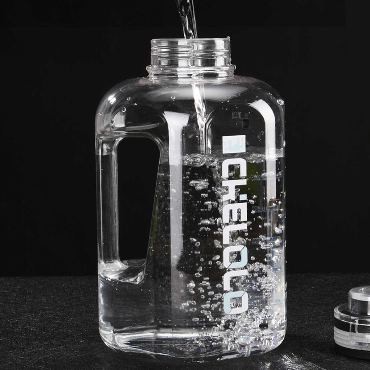 Transparente Wasserflasche wird mit Wasser gefüllt. Die Flasche ist transparent, mit Blasen und dem Wort 'CHELLO'.