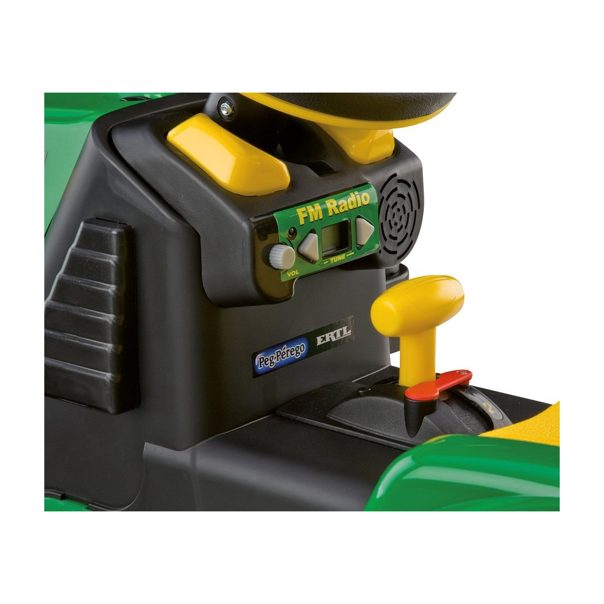 Primo piano del cruscotto di un veicolo giocattolo. Include radio FM, cambio e controllo del volume. Colori: nero, verde, giallo e rosso.
