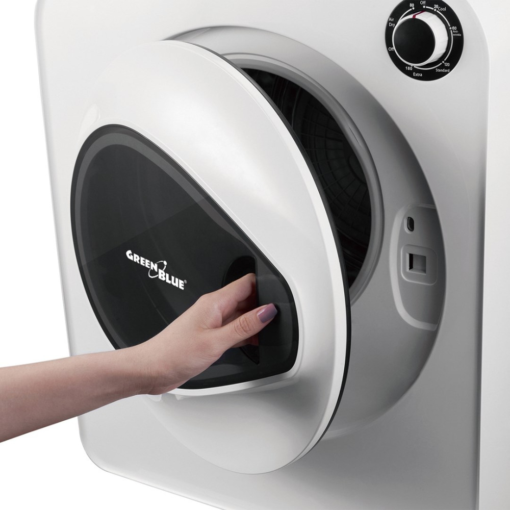 Ręka otwiera białe drzwi suszarki. Suszarka ma czarne wnętrze i pokrętło sterowania. Widoczna jest nazwa marki 'Green Blue'.