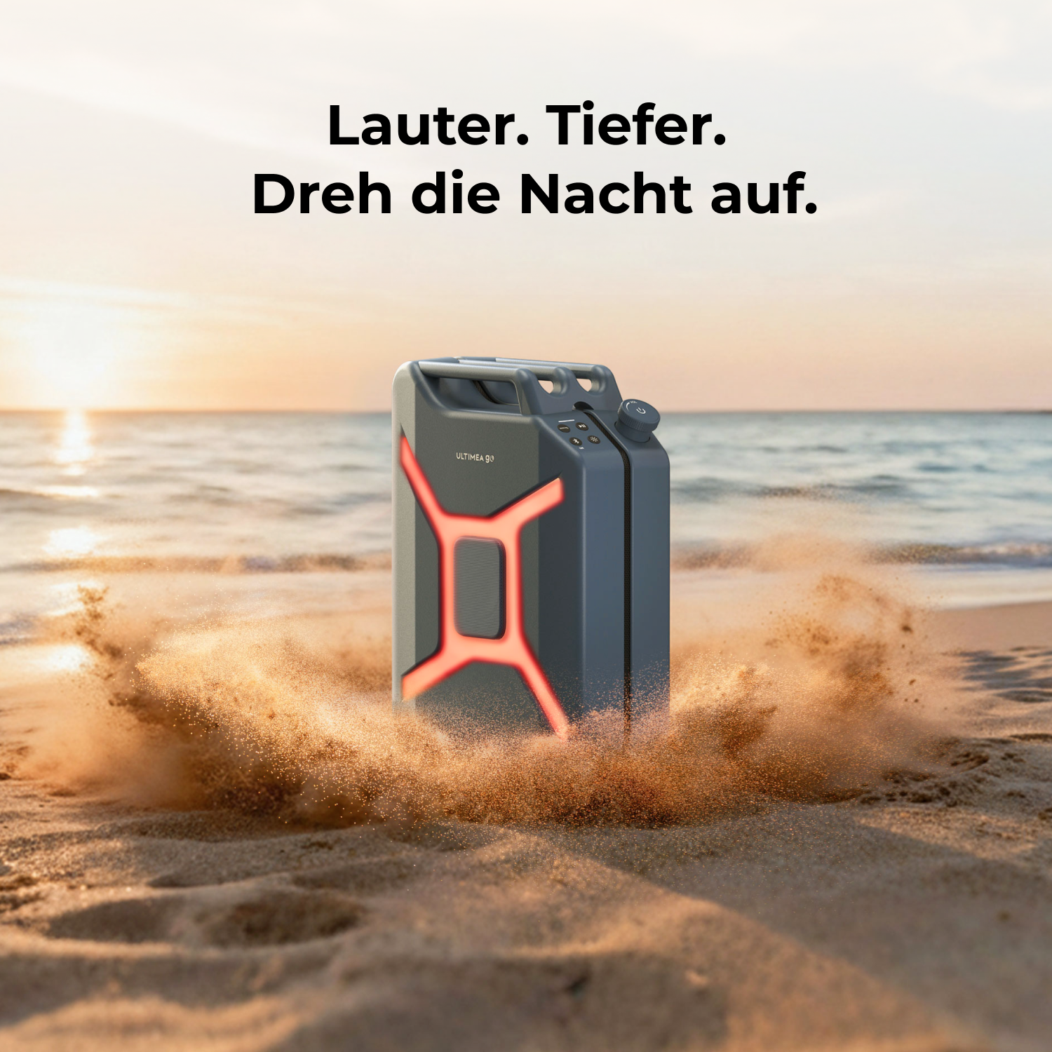 Ein Lautsprecher am Strand mit wehendem Sand. Im Hintergrund ist der Sonnenuntergang über dem Meer zu sehen. Text auf Deutsch steht über dem Lautsprecher.