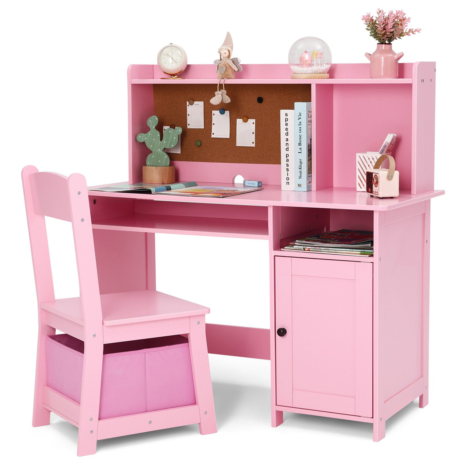 Rosa Schreibtisch und Stuhl-Set. Enthält eine Pinnwand, eine Uhr, Bücher und dekorative Gegenstände. Rosa Aufbewahrungsbox unter dem Stuhl.