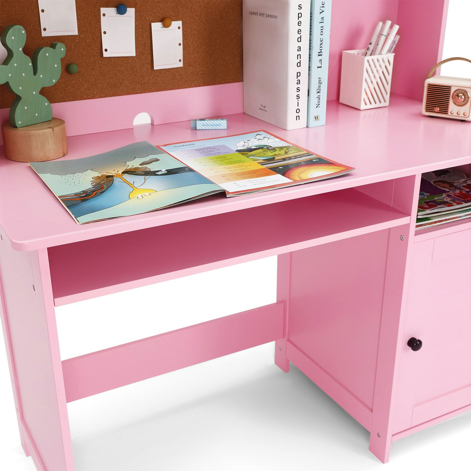 Ein rosa Schreibtisch mit Büchern, einem Kaktus und einem offenen Buch. Inklusive Radio, Stiften und Pinnwand.