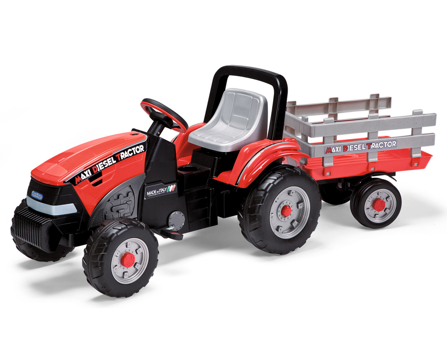 Un trattore giocattolo rosso e nero con rimorchio. Ha grandi ruote nere e un sedile grigio. Le parole 'MAXI DIESEL TRACTOR' sono visibili.