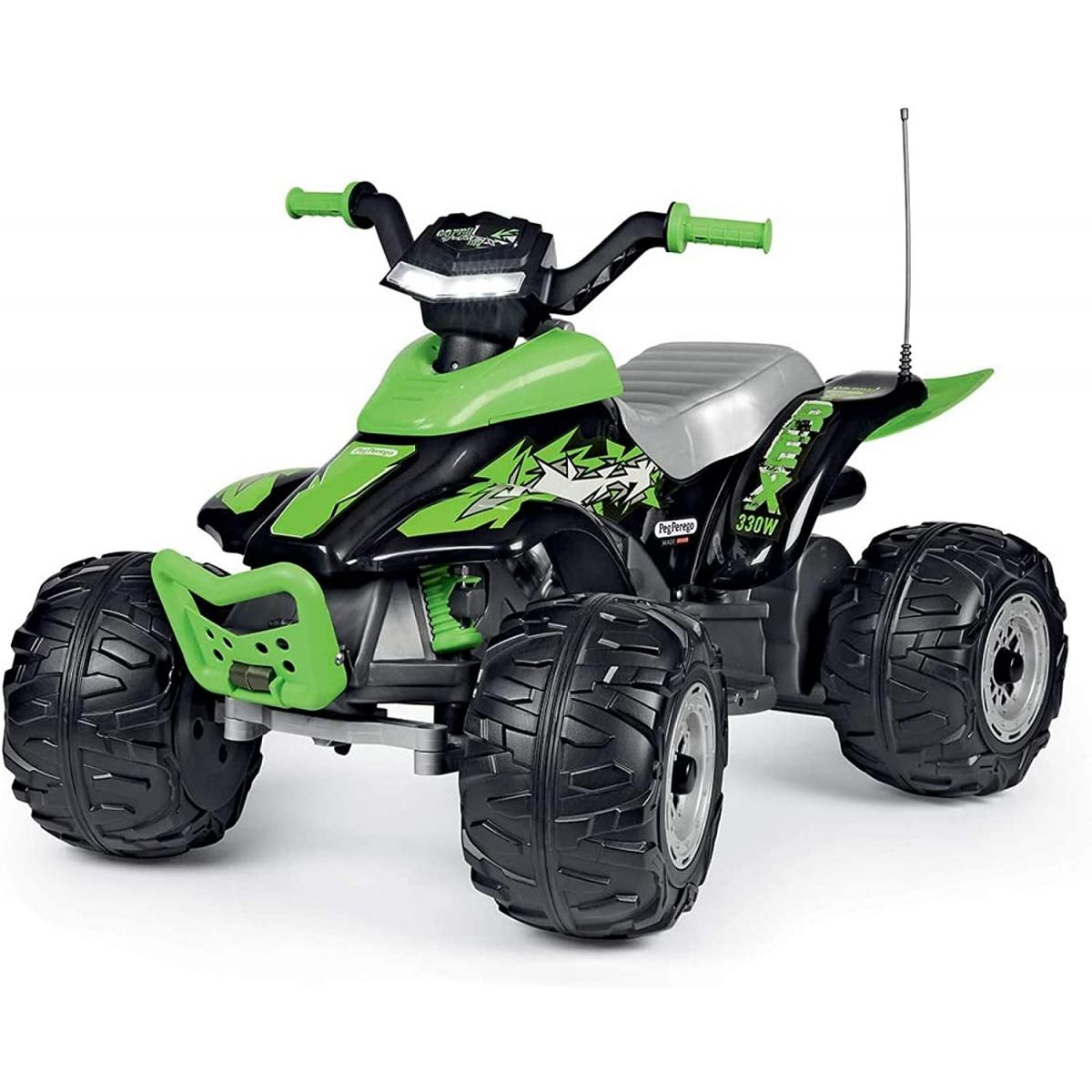 Un quad giocattolo verde e nero. Ha pneumatici grandi, manubrio verde e sedile argentato. È visibile una piccola antenna.