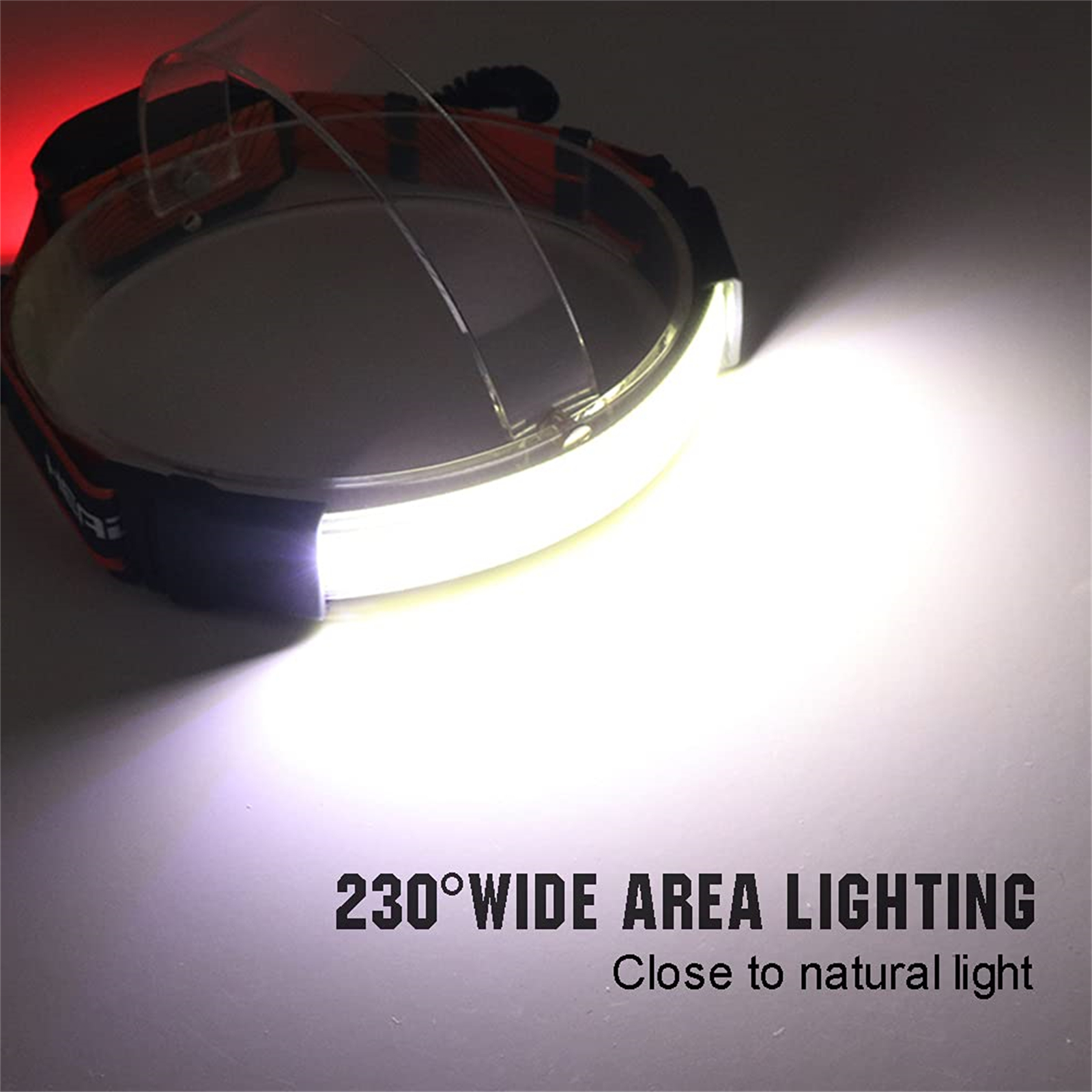Eine Stirnlampe mit hellem, weißem Licht wird gezeigt. Der Text auf dem Bild lautet: 230°WEITWINKEL-AUSLEUCHTUNG Nahezu natürliches Licht
