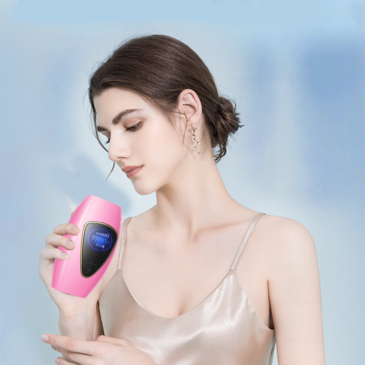 Eine Frau hält ein rosa Laser-Haarentfernungsgerät. Sie blickt darauf. Der Hintergrund ist ein Gradient aus Blau und Weiß.