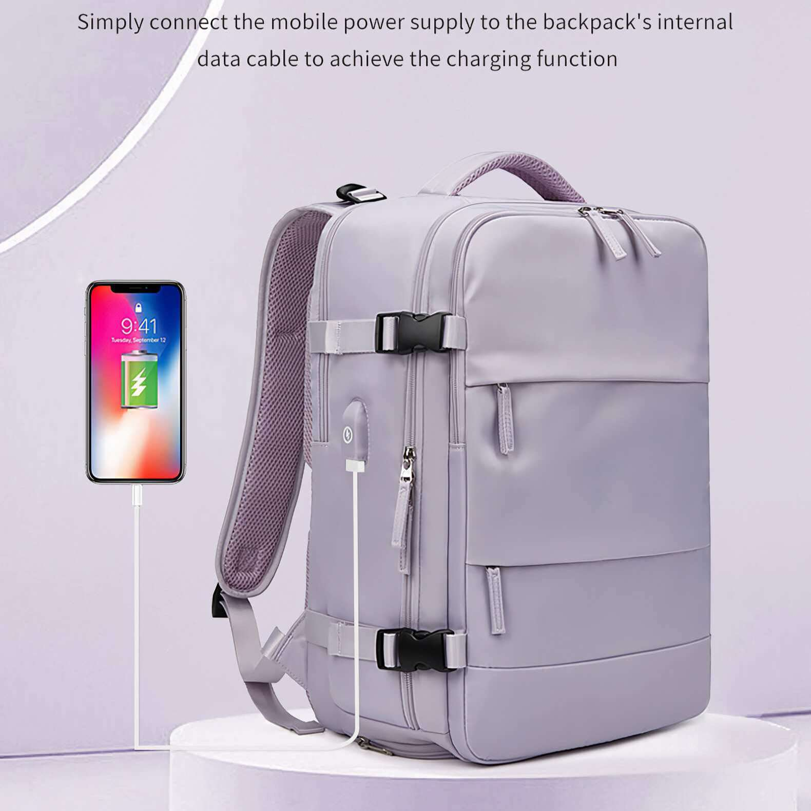 Ein grauer Rucksack ist an ein Telefon zum Aufladen angeschlossen. Das Telefon zeigt ein Ladesymbol.