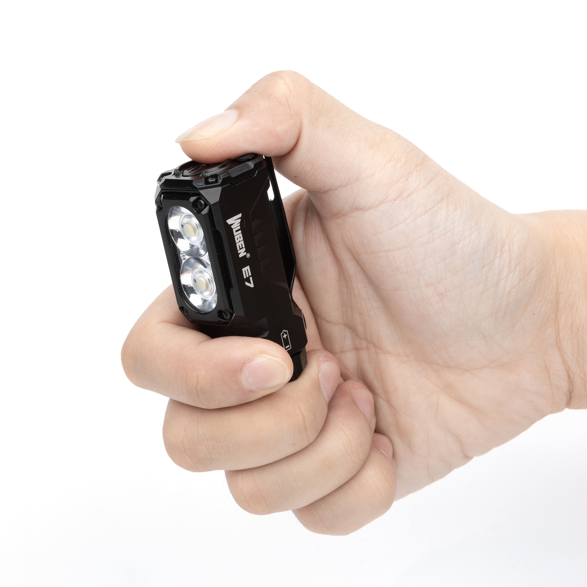 Eine Hand hält eine schwarze Wuben E7-Taschenlampe mit zwei hellen LEDs. Der Hintergrund ist weiß.