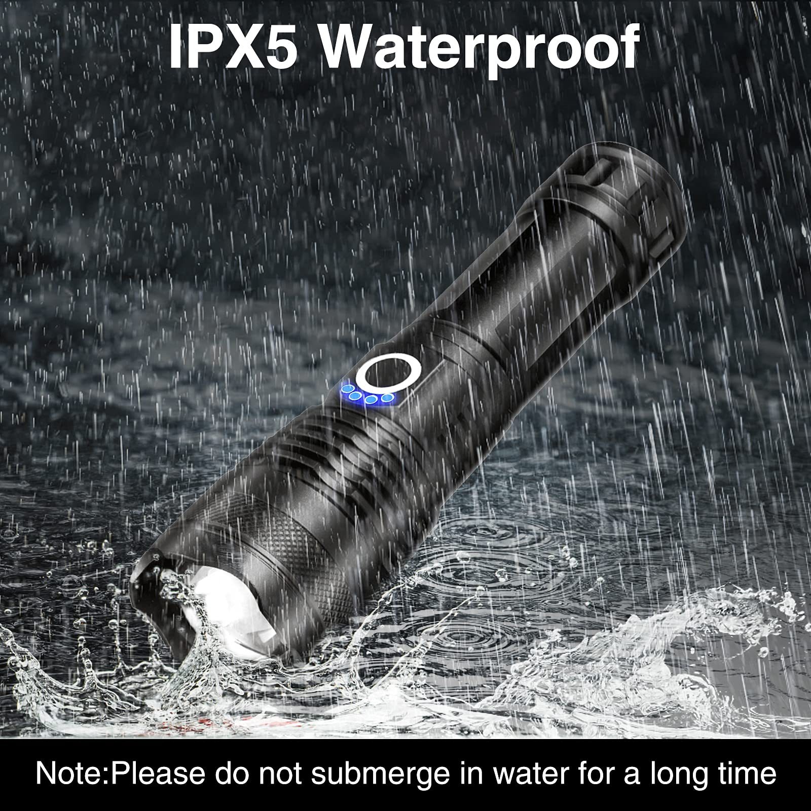 Schwarze Taschenlampe im Regen. Wasser spritzt um das Licht herum. Text: IPX5 Wasserdicht, Hinweis: Bitte nicht lange unter Wasser tauchen.