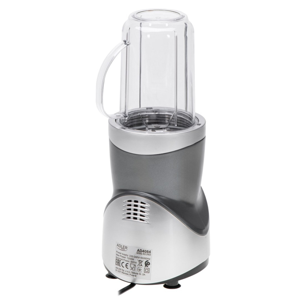 Ein grauer und silberner Mixer. Er hat einen durchsichtigen Kunststoffbehälter mit Griff oben. Die Basis hat eine Belüftung und ein Etikett.