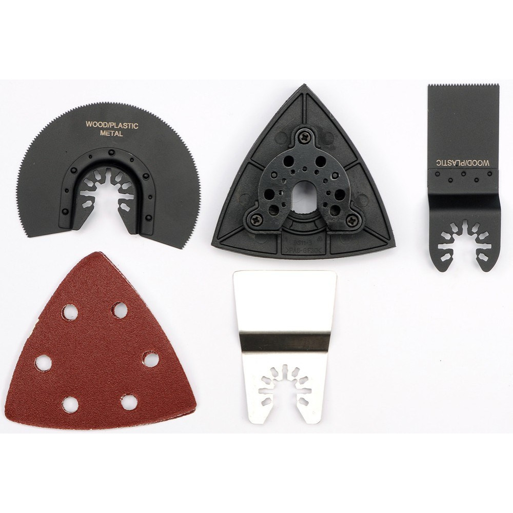 Varie lame per seghe e tamponi abrasivi sono disposti su una superficie bianca. Gli articoli includono lame in metallo nero e un tampone triangolare rosso.