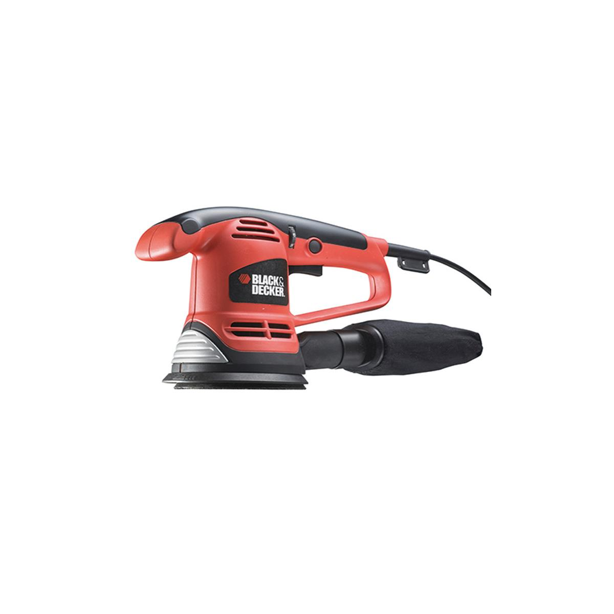 Bir Black & Decker zımparası. Ana gövde kırmızı, siyah detaylarla. Siyah bir toz torbası takılı. Arka plan beyaz.