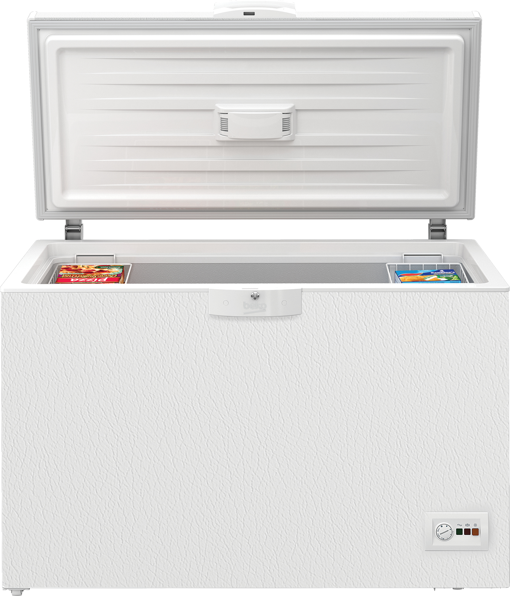 Un congelatore a pozzetto bianco con coperchio aperto, che rivela l'interno e gli oggetti. Il congelatore è su sfondo bianco.