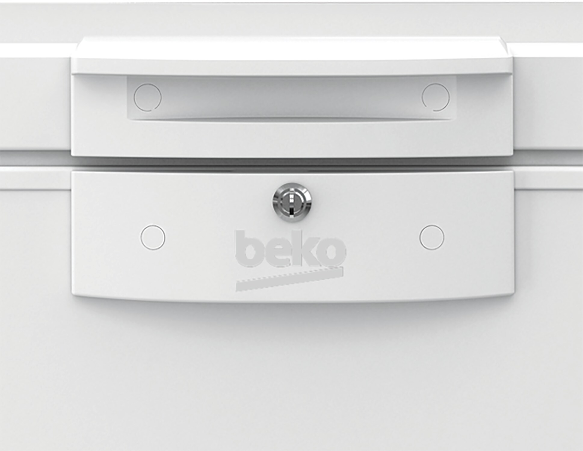 Primo piano di un elettrodomestico bianco. Ha una maniglia, un pannello inferiore con il logo 'beko', una serratura e dettagli circolari.