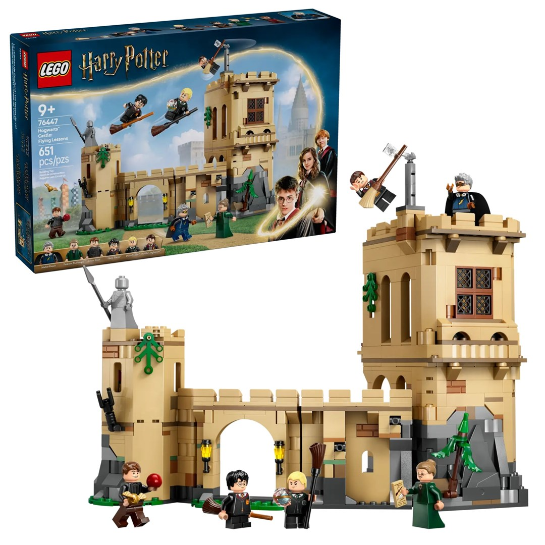 Zestaw LEGO Harry Potter z Hogwartem, z figurkami na miotłach, pudełkiem w lewym górnym rogu i wieloma minifigurkami.