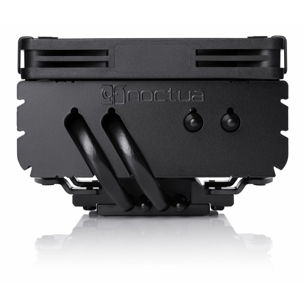 Czarny cooler CPU z rurkami cieplnymi i logo Noctua, odbity na białej powierzchni. Chłodnica jest prostokątna.