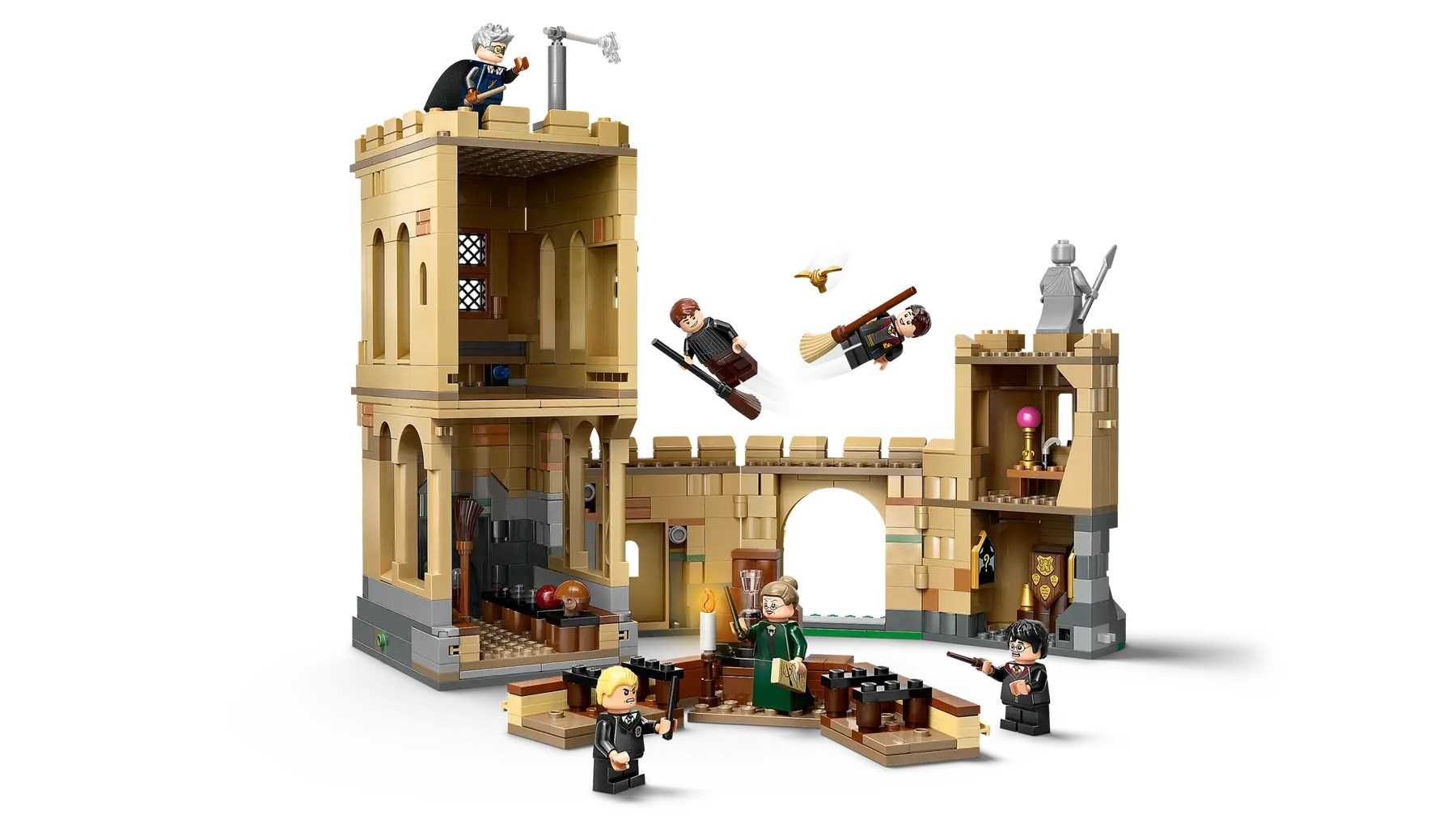 Zestaw Lego Harry Potter. Zawiera strukturę zamku z minifigurkami, w tym Harrym, Hermioną i innymi. Latające postacie, rekwizyty i świeca.
